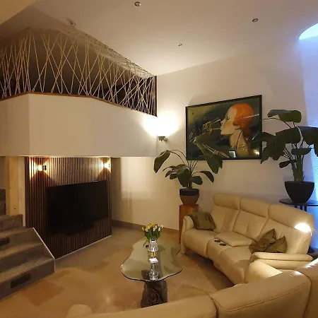 Blaue Lilie Im Herzen Der Altstadt Regensburg