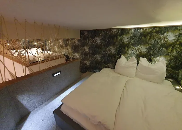 Blaue Lilie Im Herzen Der Altstadt * Regensburg